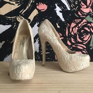 Lace overlay Platform Pumps